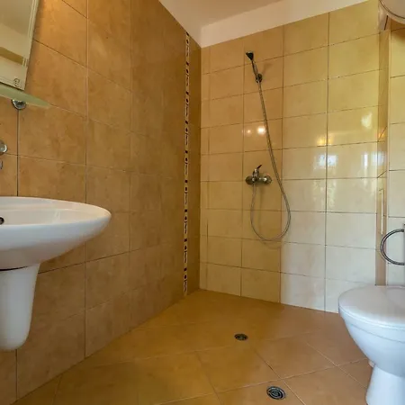 Quiet 2 Bedroom In Dafinka Ik Holiday home